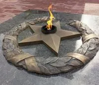 Бронзовый венок со звездой вечного огня в Чехове (518550)