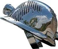 Каска - скульптура абстрактная скульптура из нержавеющей стали на заказ — Чехов